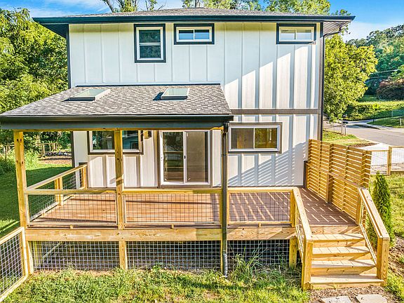 Huge deck, 1/2 covered