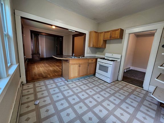 3rd image of 1422 26th Ave N APT 4