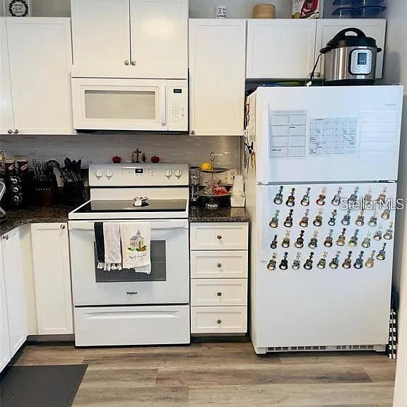 2500 Woodgate Blvd #203 — Photo 2