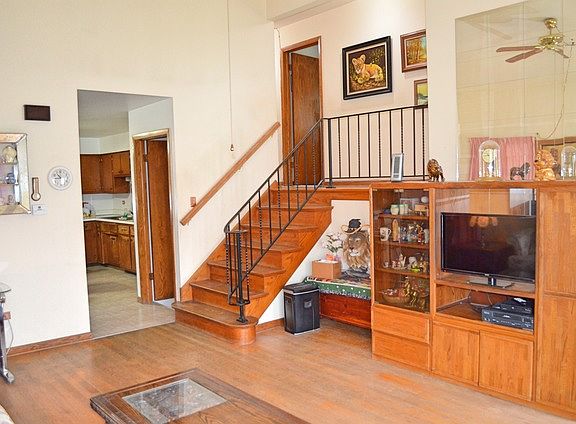 5th image of 9724 Natoma Ave