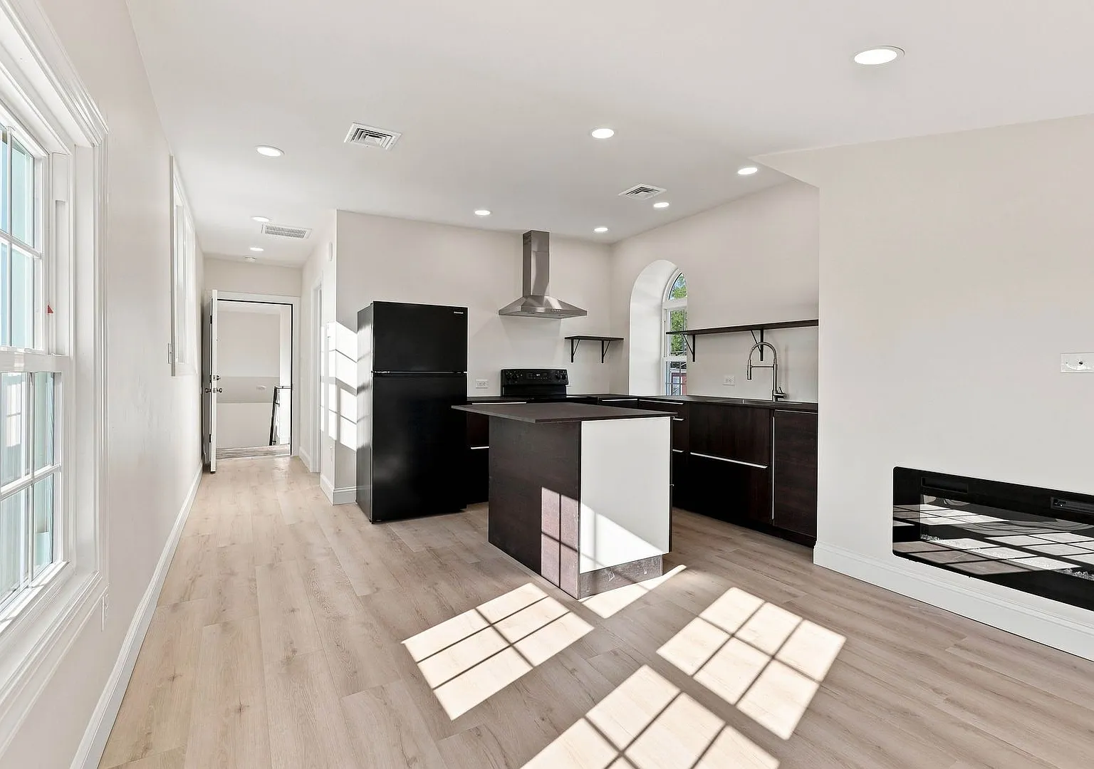 740 W Vine St — Photo 1