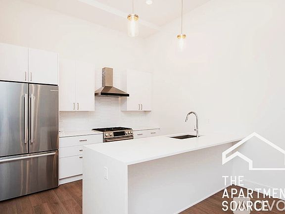 2nd image of 2423 W Fullerton Ave #4R