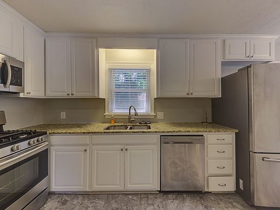 3rd image of 1826 Eisenhower Dr