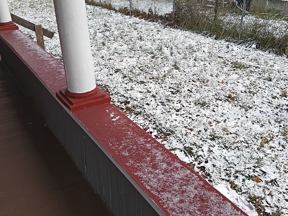 Side yard. Side porch.