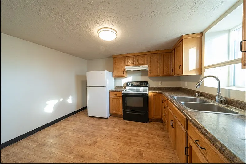 Spacious Basement Apartment- 2+ Bed/1 Bath — Photo 3