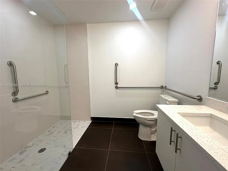 20 NE 19th Ave #Penthouse 08 — Photo 8