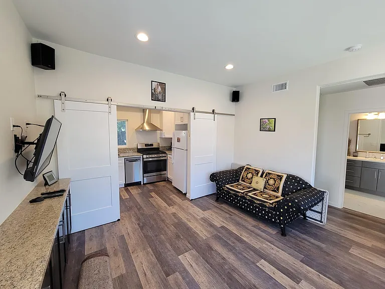 4926 N Rupert Ave — Photo 5