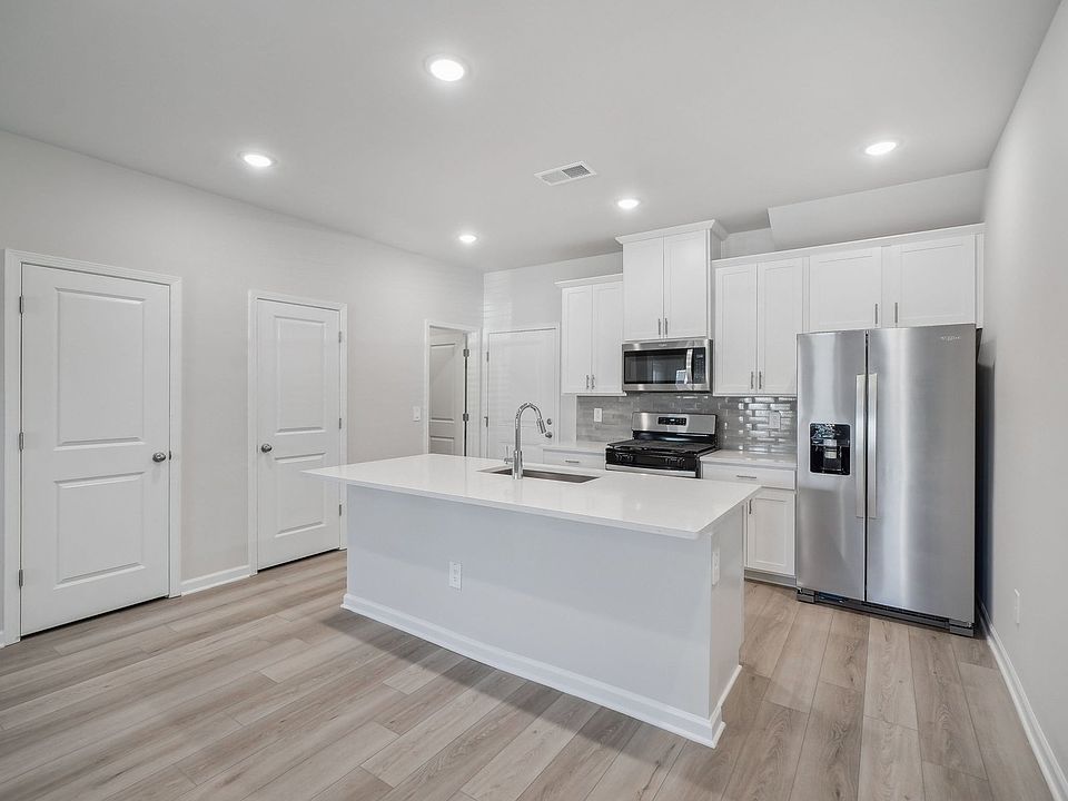 RAL_CadenceMeadowsTownes_Thorton_Kitchen_3717RosebushDr.jpg