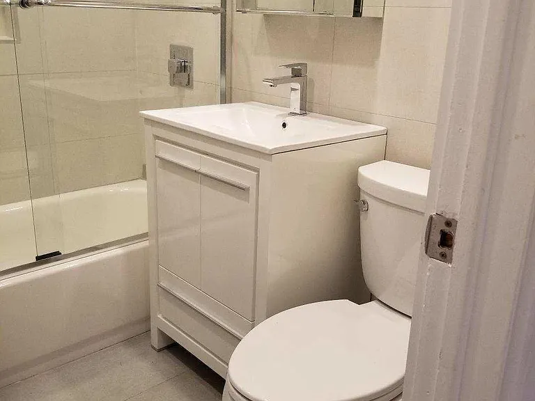 240 Castlewall Ave — Photo 5