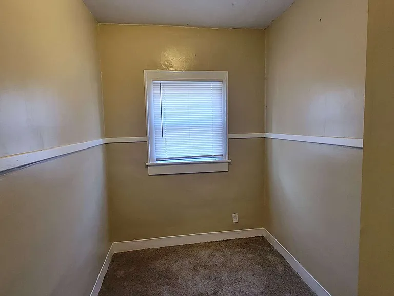 222 N Pershing Ave — Photo 2