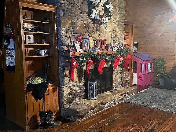 Floor is pine Tongue and gr 