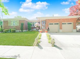 395 Clawson St, Staten Island, NY 10306