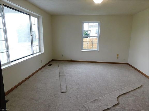 5th image of 1039 Swann St