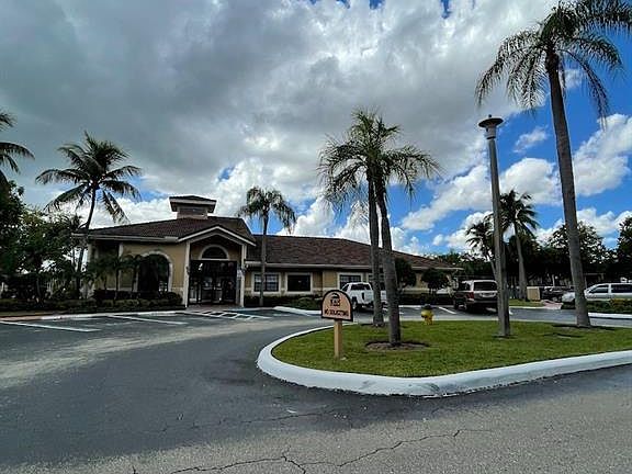 3rd image of 9490 Palm Cir S #9490