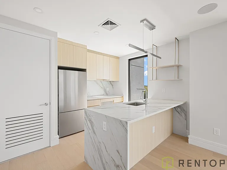 960 Franklin Ave #448 — Photo 10