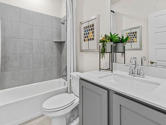4th image of 511 Carthage St
