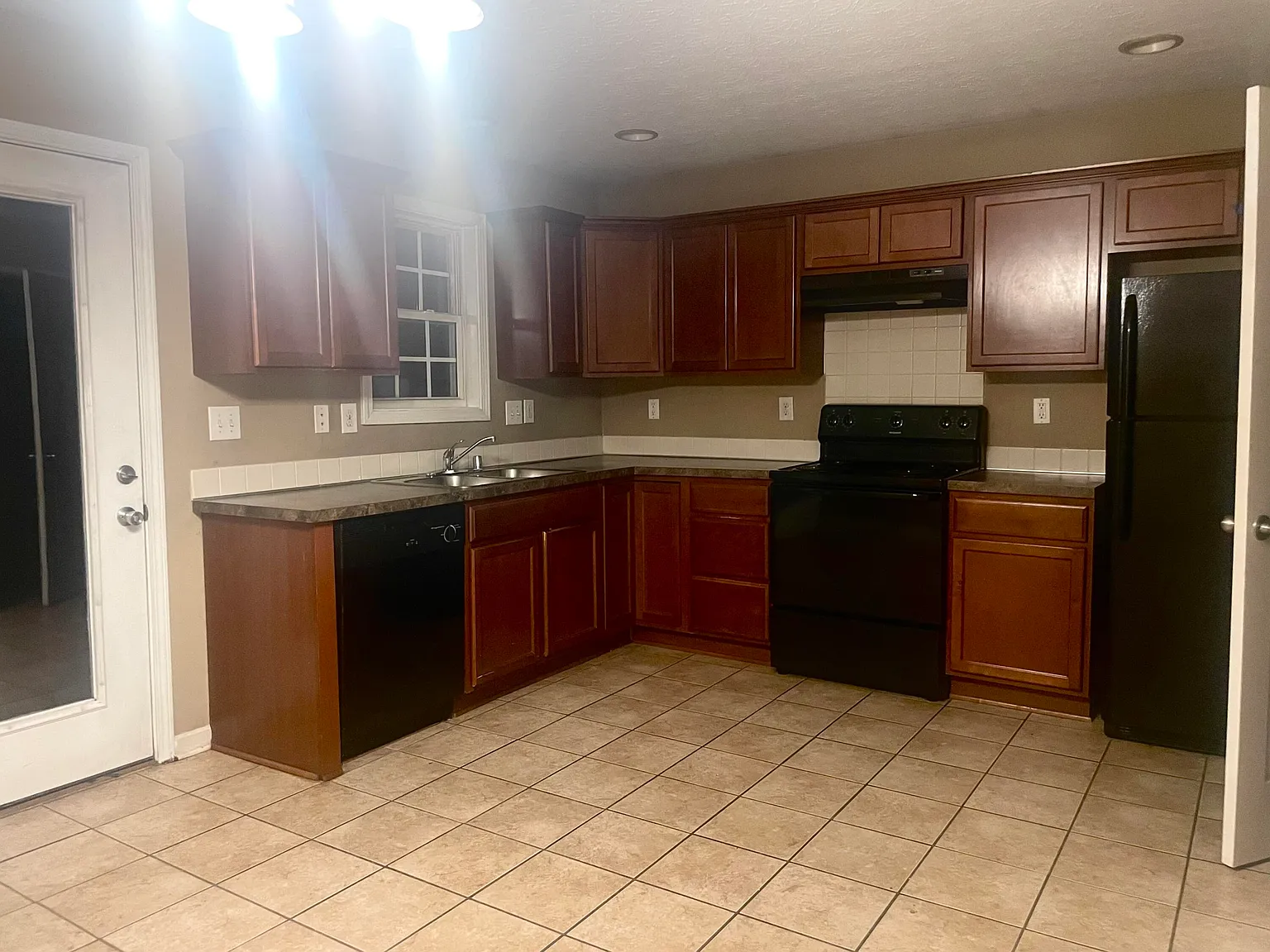 3 bed, 2.0 bath, 1290 sqft, $1,895 — Photo 4