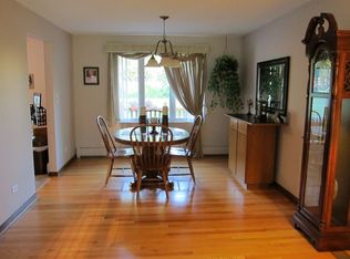 9S279 Cumnor Rd, Downers Grove, IL 60516