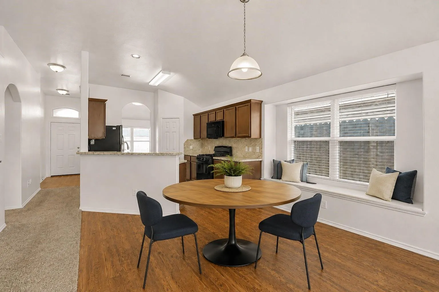 3 bed, 2.0 bath, 1599 sqft, $1,925 — Photo 2