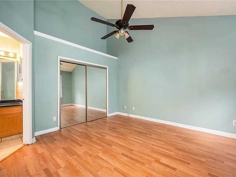 915 Wentworth Ct — Photo 20