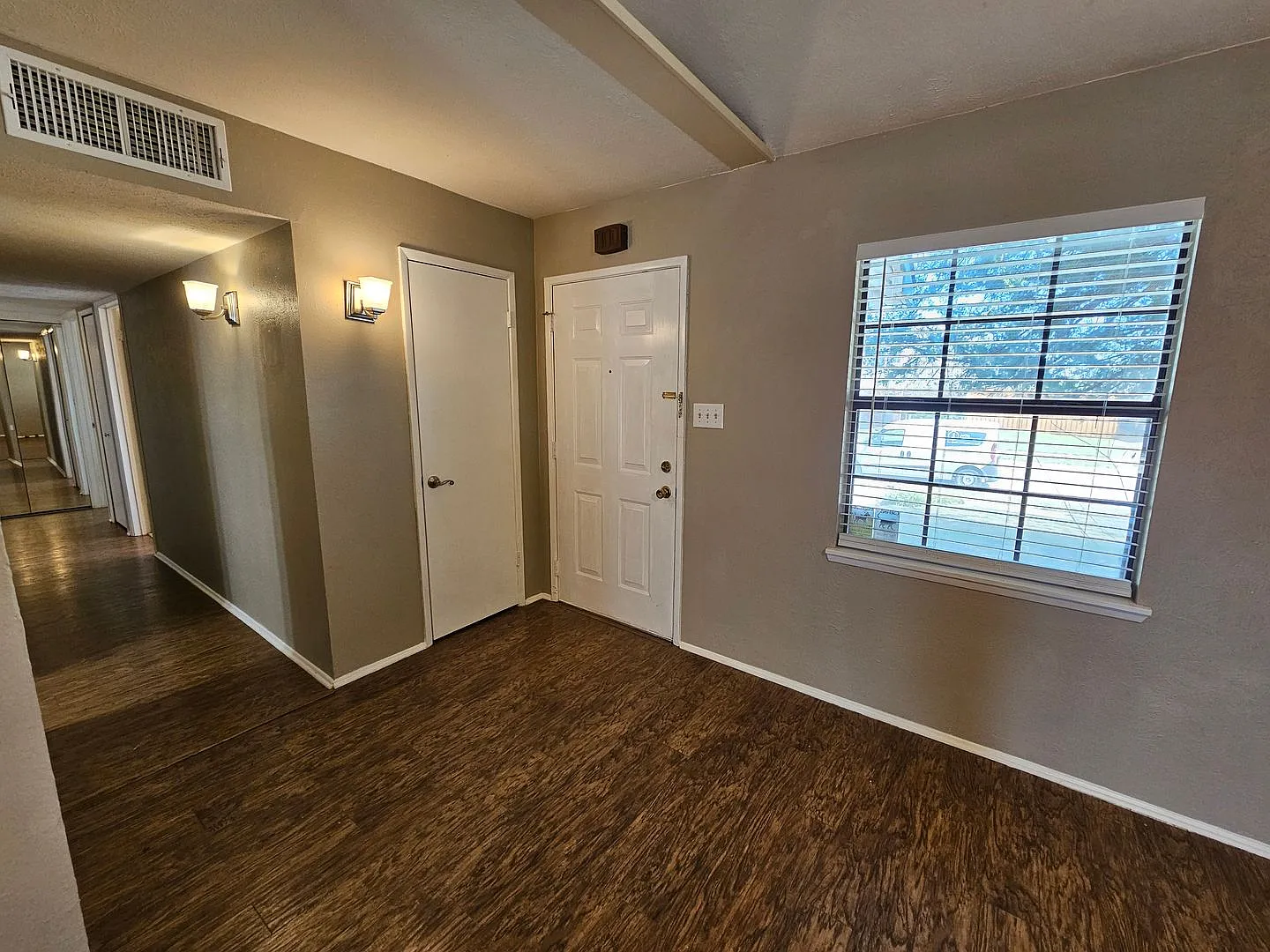 Spacious ranch-style home located on a corner lot in Plano — Photo 4