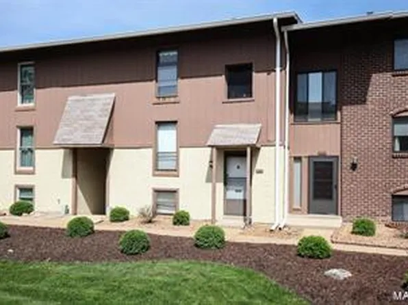 188 Carmel Woods Dr, Ballwin, MO 63021