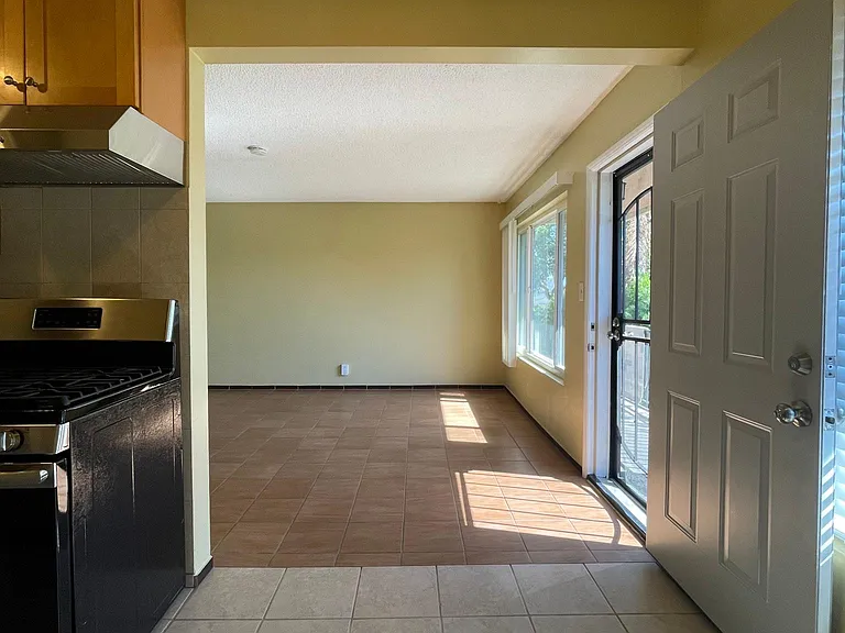 925 Walnut Ave #5 — Photo 1