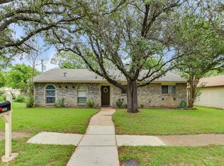 3302 Country Ln, Grand Prairie, TX 75052