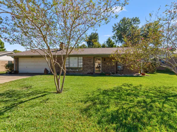 106 Cypress Dr, Palestine, TX 75801