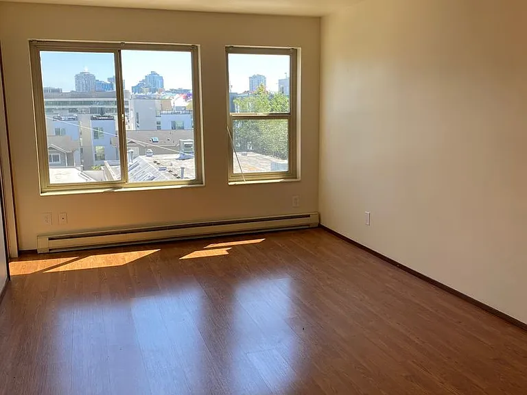 901 Taylor Ave N — Photo 4