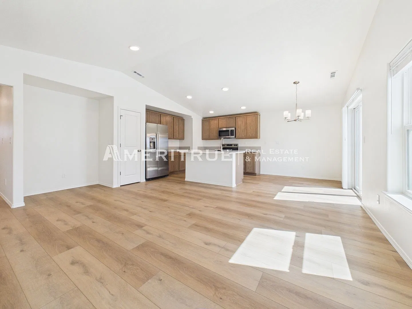 Brand new 3 bedroom/2.5 bathroom ready for move in — Photo 3