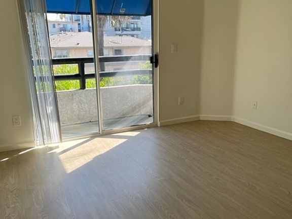 5th image of 515 S Harvard Blvd #302
