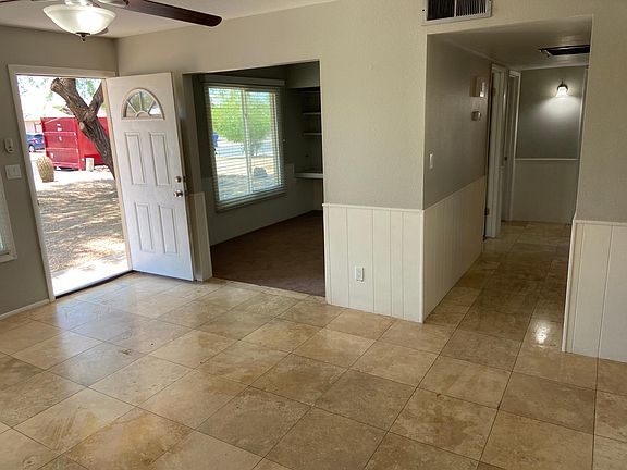 5th image of 1940 W Des Moines Cir