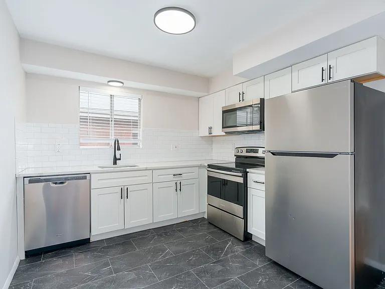 Lindenwood Heights Apartments — Photo 21