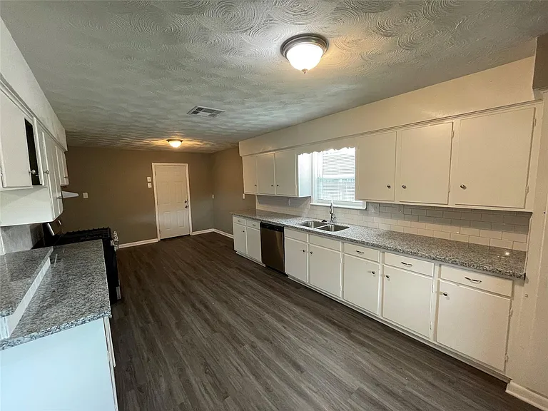 2526 Jackson St — Photo 4
