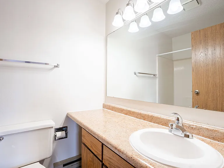 Fargo, ND Hawthorn Apartments | 11A | Bathroom