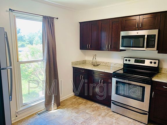 2nd image of 937 Green St