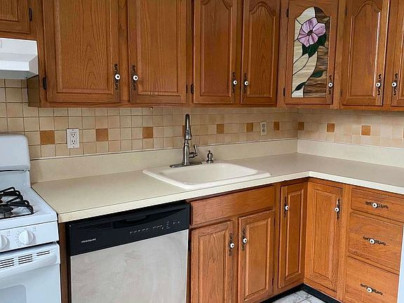 2nd image of 405 E 116th St #A