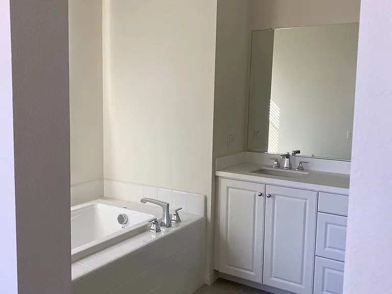 105 Henson — Photo 5
