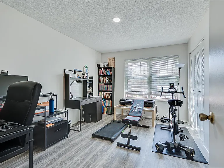 409 Lancaster Ct — Photo 14