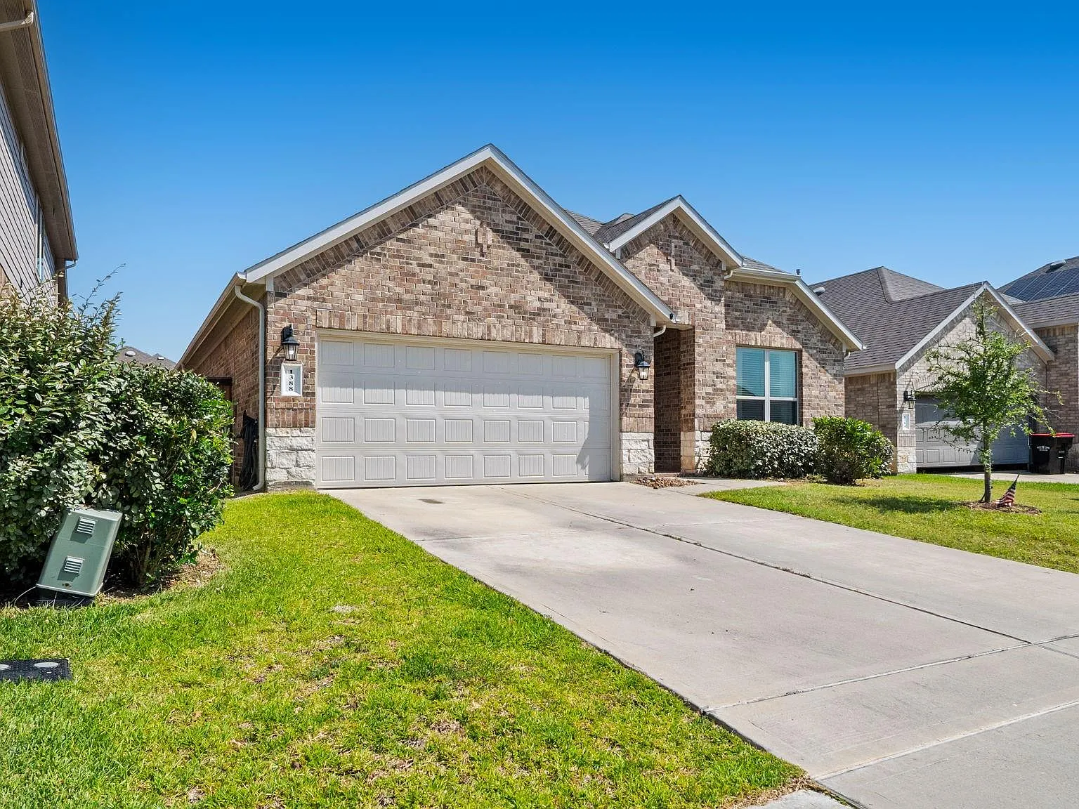 4 bed, 3.0 bath, 2082 sqft, $2,300 — Photo 2