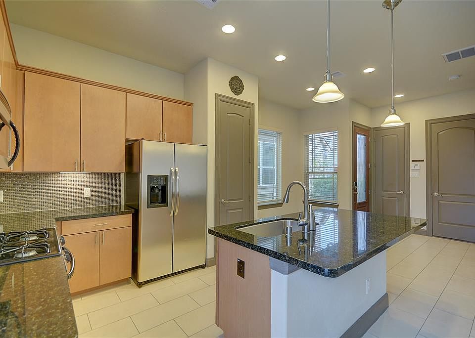 1st image of 106 Aventura Pl