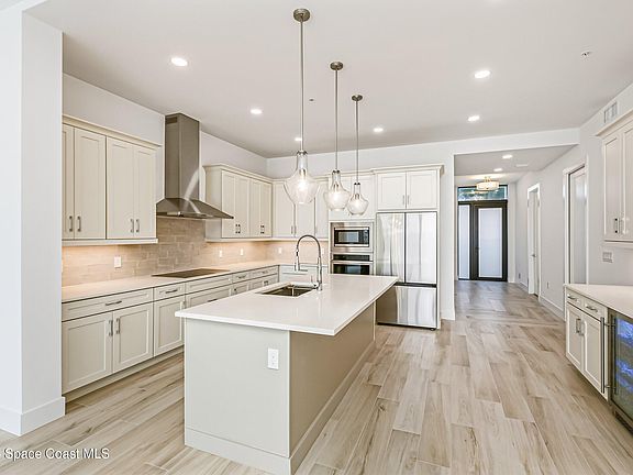 5th image of 225 Strand Dr #204