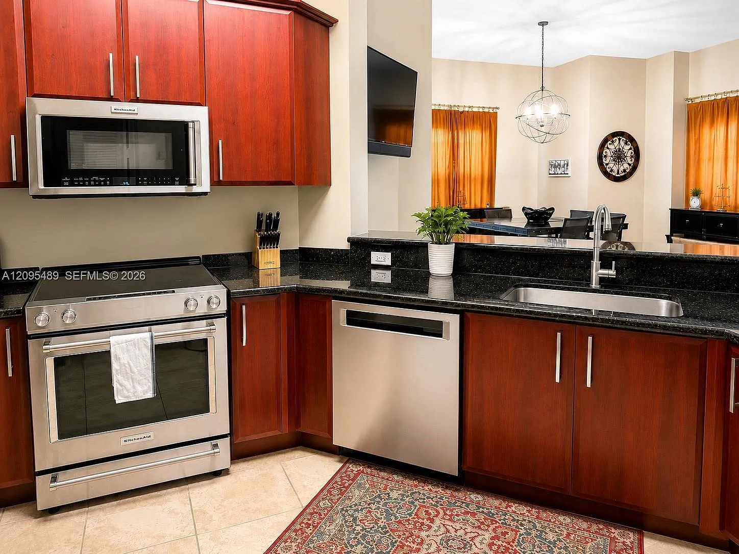 403 S Sapodilla Ave — Photo 2