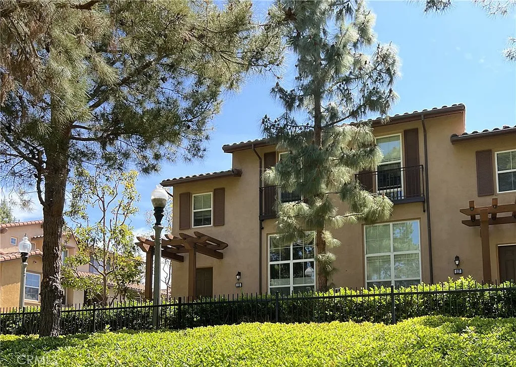 3 bed, 1683 sqft, $4,750 — Photo 2