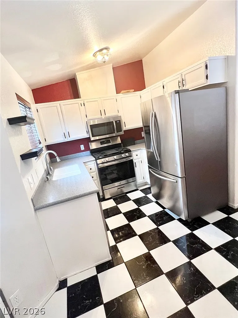 3 bed, 2.0 bath, 1034 sqft, $1,850 — Photo 4