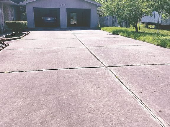 Large driveway fits 6-8 cars