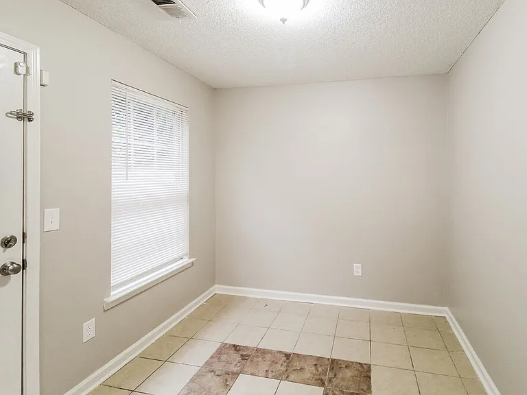 401 Kendall Ln — Photo 6