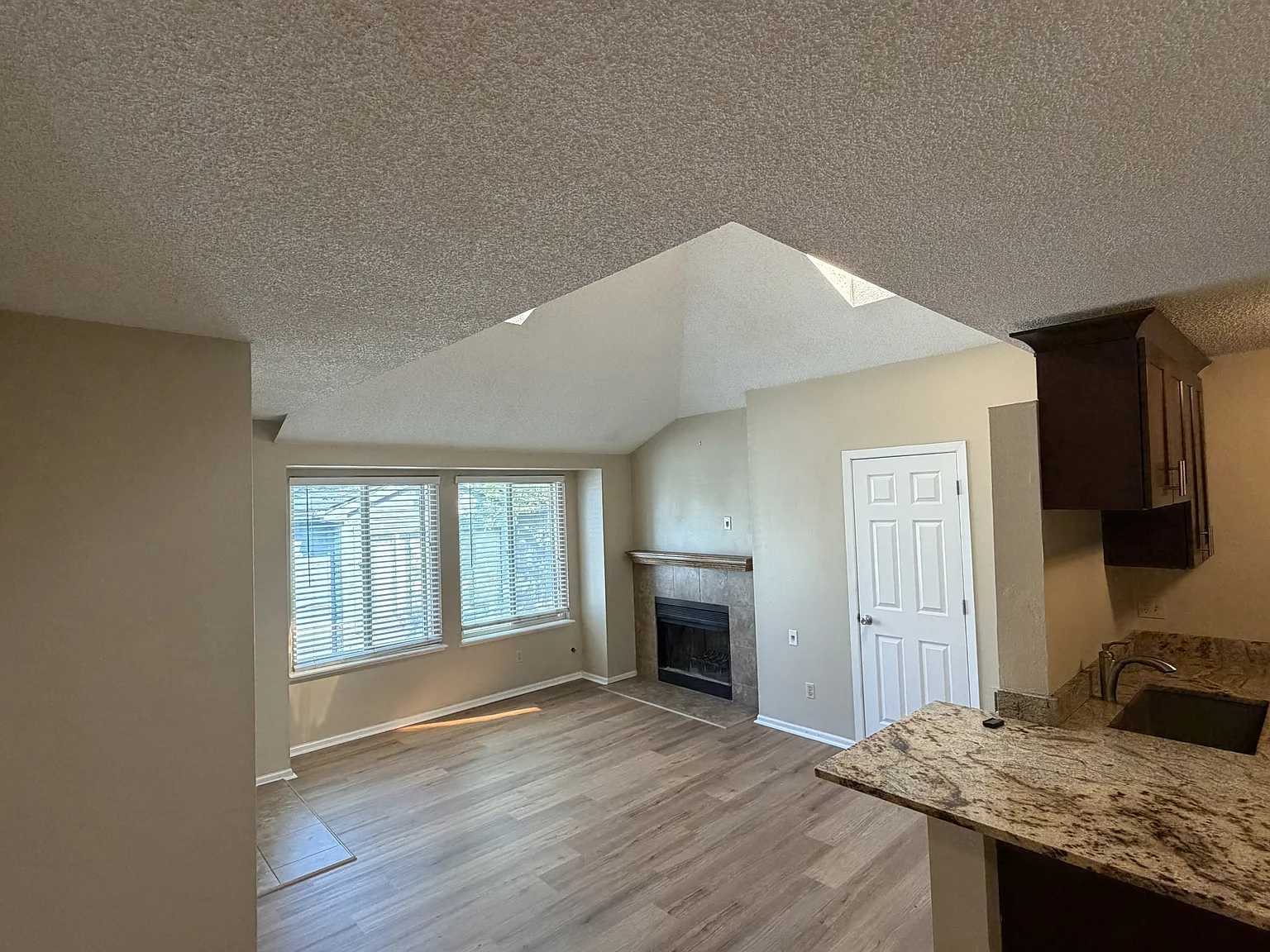 2 bed, 1000 sqft, $1,850 — Photo 3