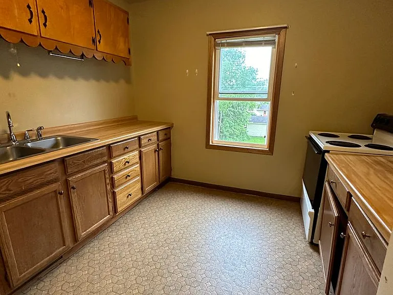 1115 Hollister Ave — Photo 2
